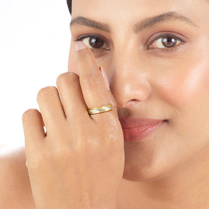 Line Loop Women's Gold Ring