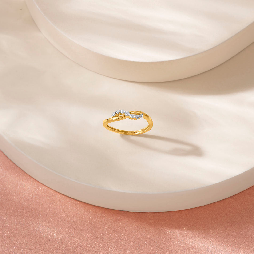 Radiant Curve Women's Gold Ring