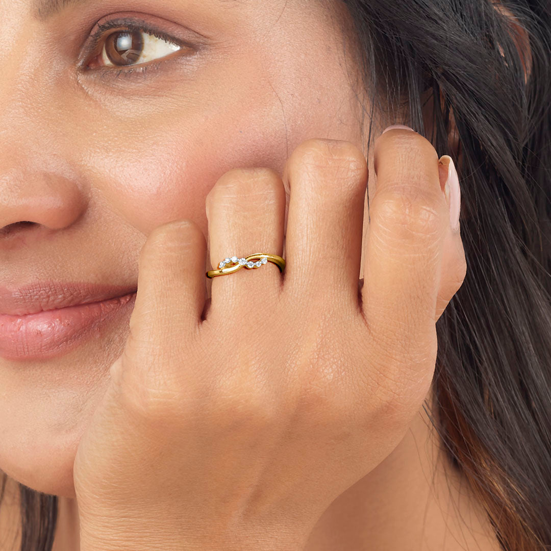 Radiant Curve Women's Gold Ring