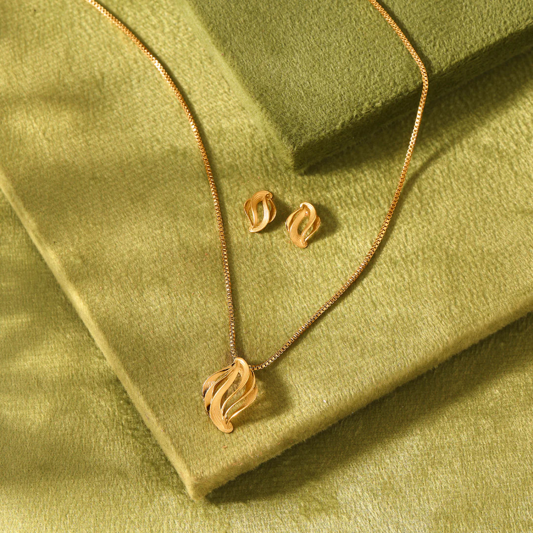 Ever Glow Gold Pendant Set for Women